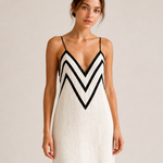 Vestido longo INMA — detalhe do decote em V