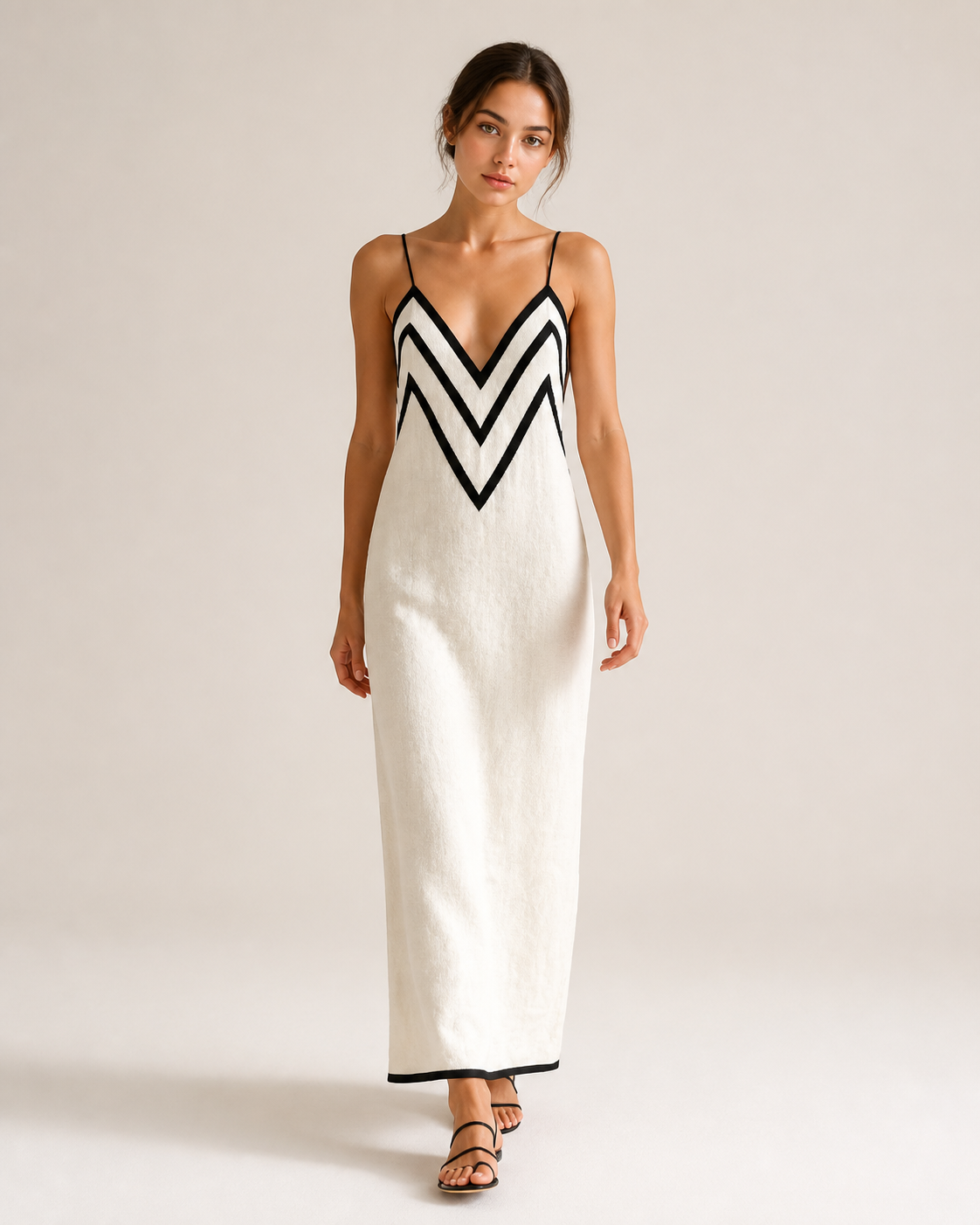 Vestido longo INMA em cru com detalhes pretos — vista principal