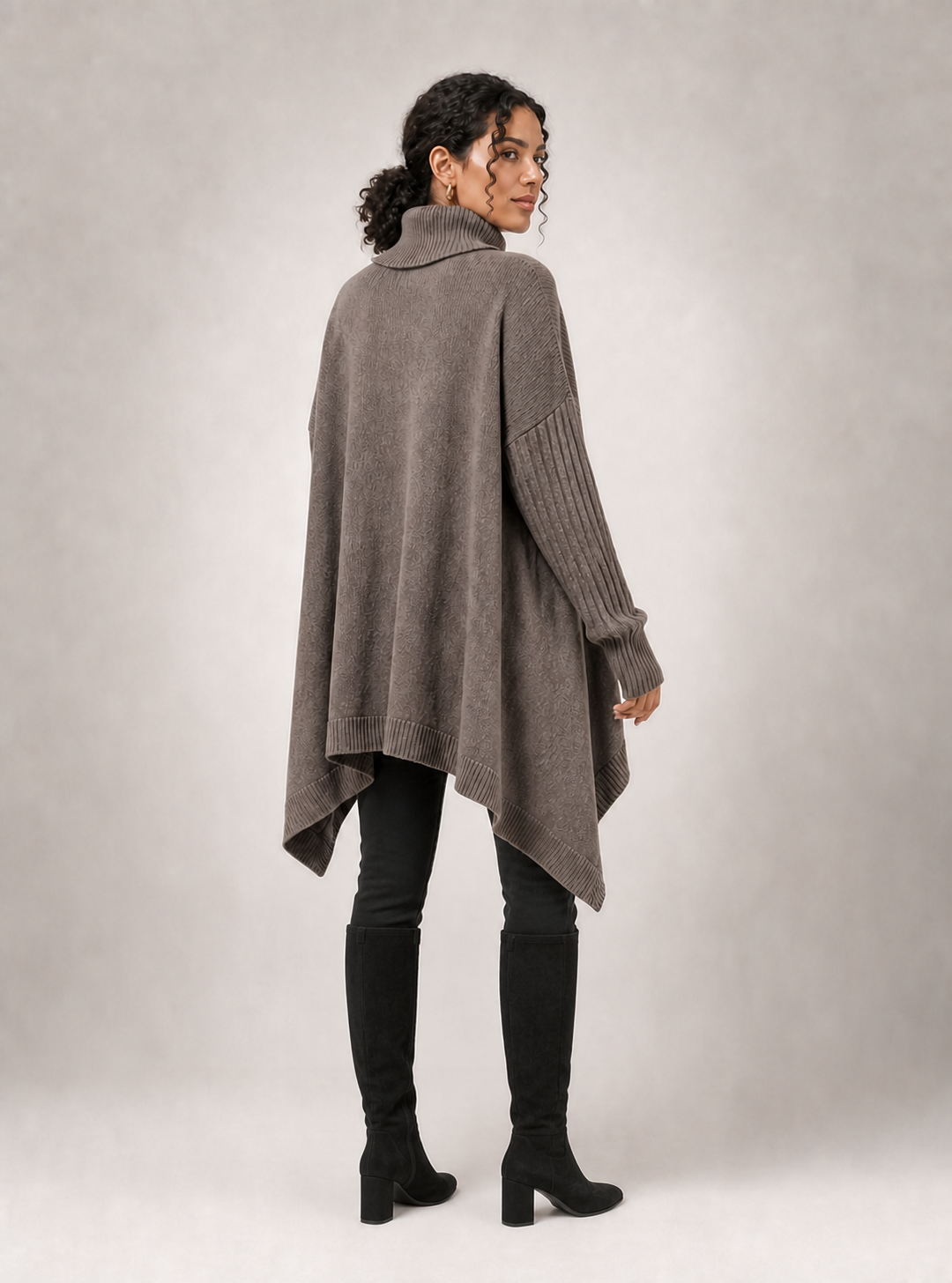 LAILA sweater oversized castanho - vista traseira na modelo