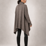 LAILA sweater oversized castanho - vista traseira na modelo
