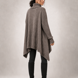 LAILA sweater oversized castanho - vista traseira na modelo