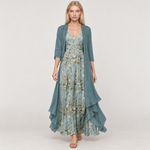 MAR — vestido floral e casaco azul, corpo inteiro com modelo