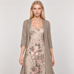 MAR — vestido floral e casaco bege, pormenor com modelo