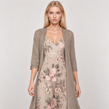 MAR — vestido floral e casaco bege, pormenor com modelo