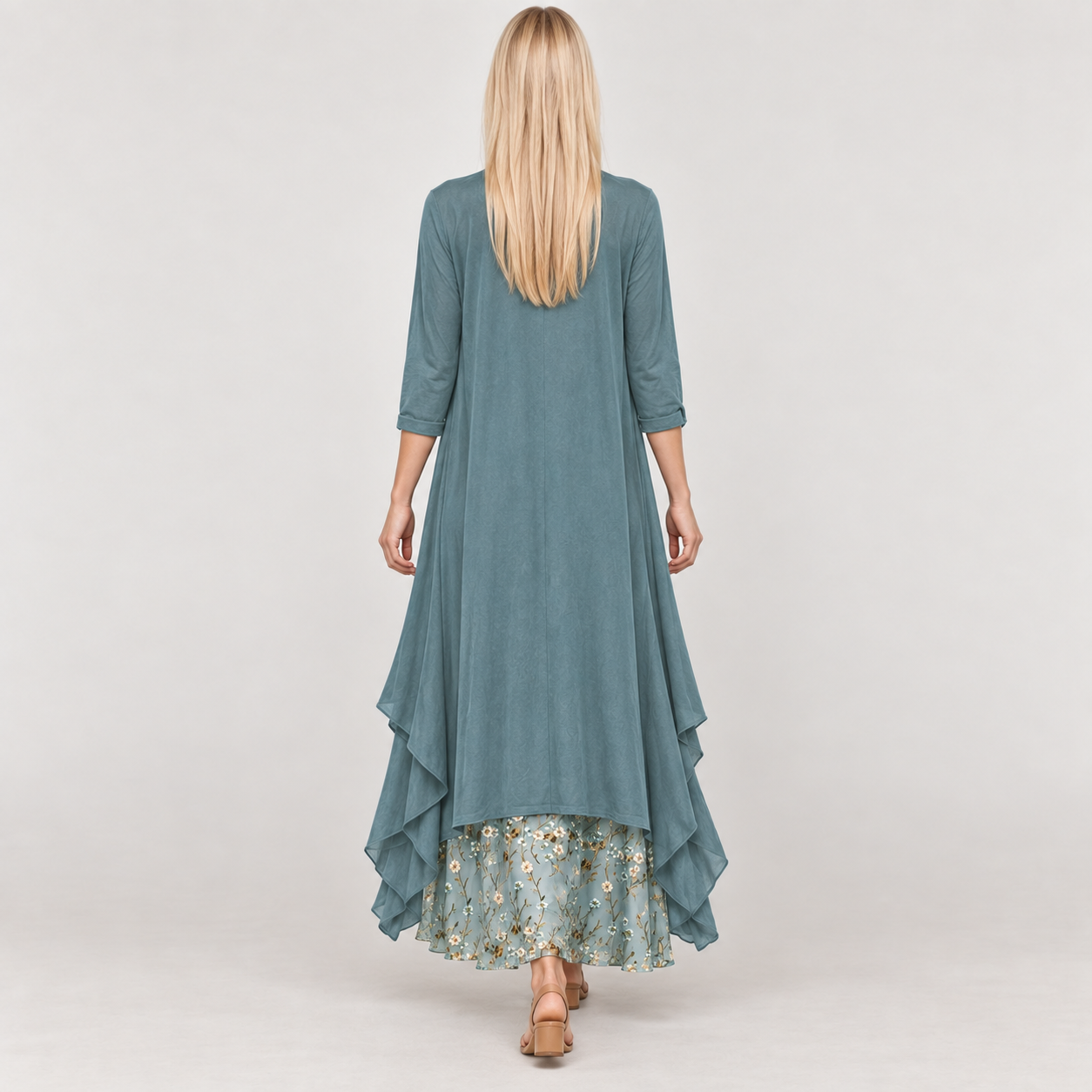 MAR — conjunto azul, vista traseira com modelo