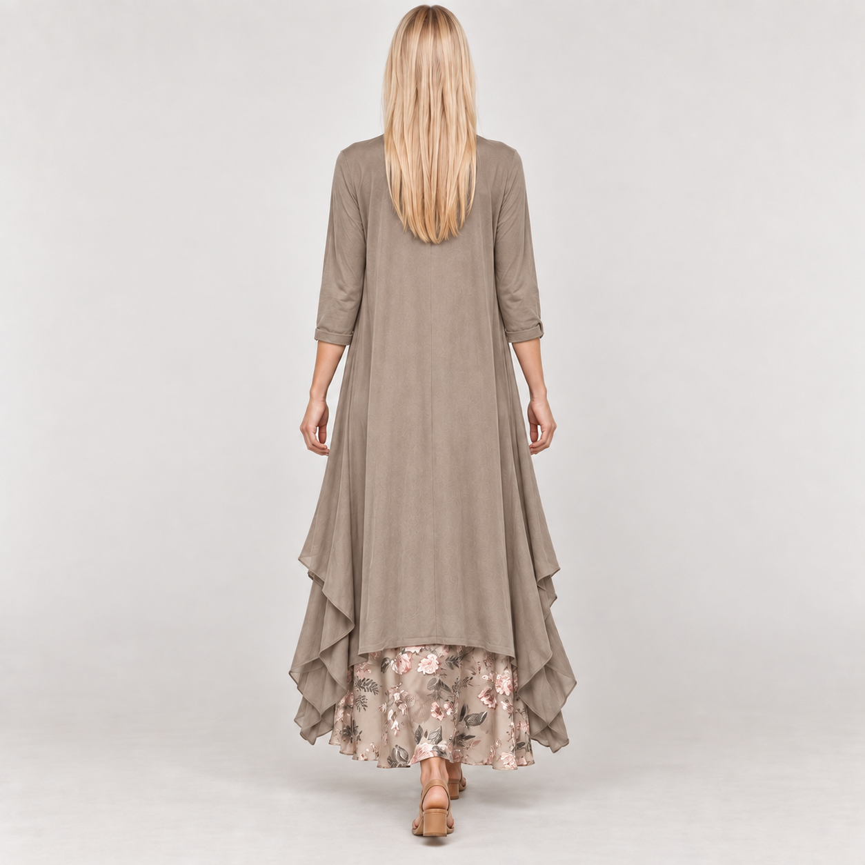MAR — conjunto bege, vista traseira com modelo