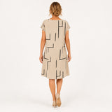 MILOU vestido bege com linhas abstratas — vista traseira