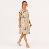 MILOU vestido bege com linhas abstratas — vista lateral