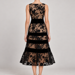 ODETE vestido midi bordado — negro costas com modelo