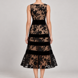 ODETE vestido midi bordado — negro costas com modelo