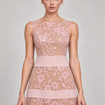 ODETE vestido midi bordado — rosa aproximada com modelo