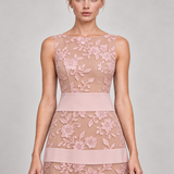 ODETE vestido midi bordado — rosa aproximada com modelo