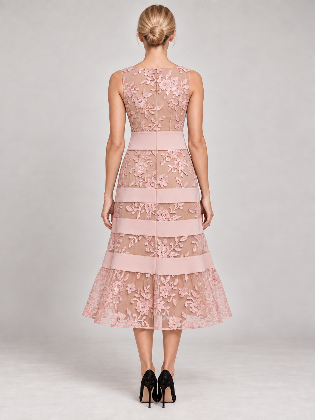 ODETE vestido midi bordado — rosa, vista traseira com modelo