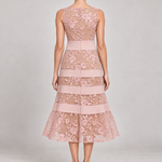 ODETE vestido midi bordado — rosa, vista traseira com modelo