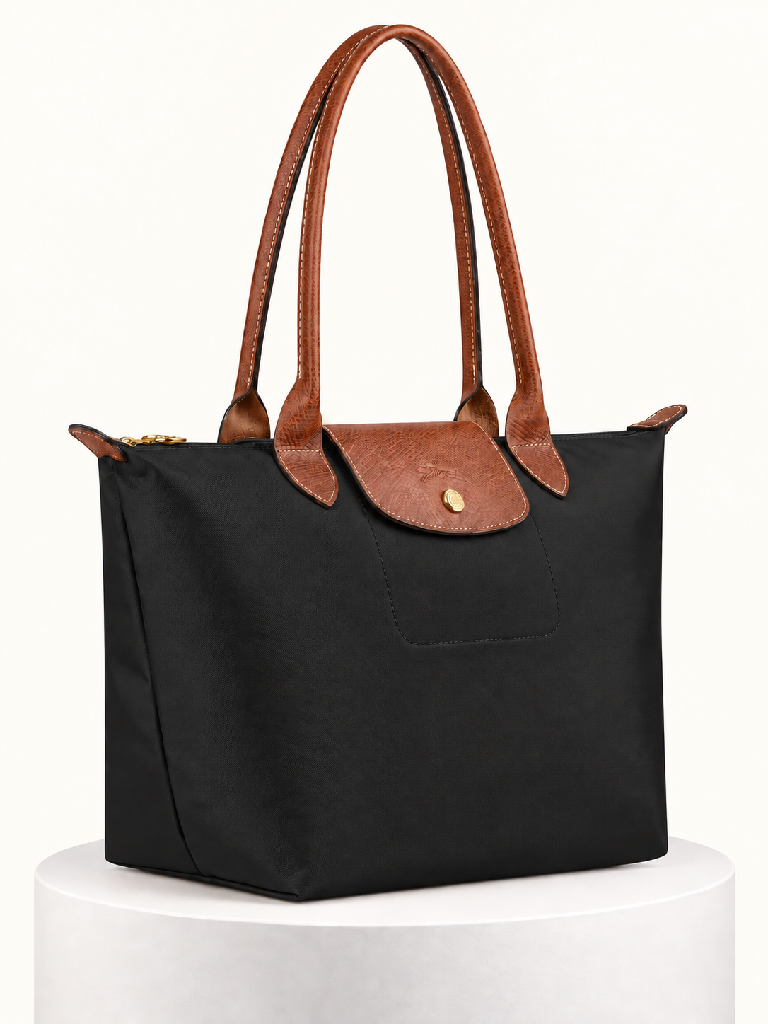 PLIAGE — preto, vista frontal, fundo branco marfim