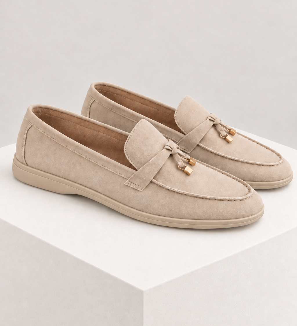 SABRINA — mocassins bege, vista lateral, sobre bloco quadrado branco marfim