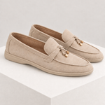 SABRINA — mocassins bege, vista lateral, sobre bloco quadrado branco marfim