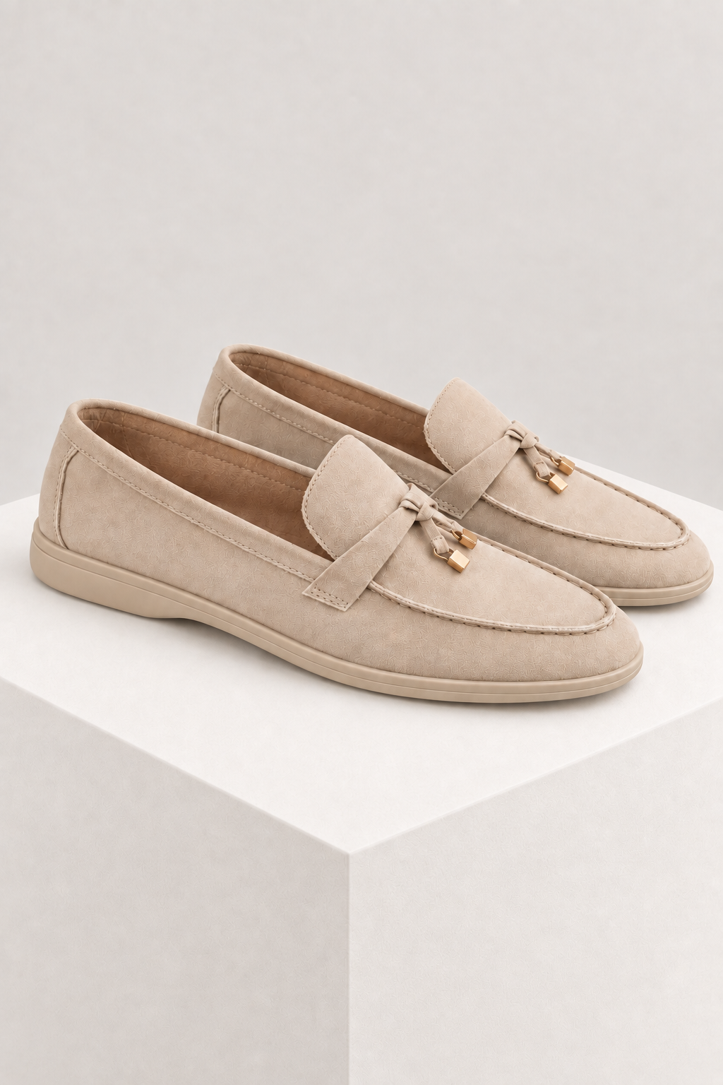 SABRINA — mocassins bege, vista lateral, sobre bloco quadrado branco marfim