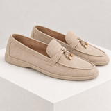 SABRINA — mocassins bege, vista lateral, sobre bloco quadrado branco marfim