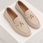 SABRINA — mocassins bege, vista superior, sobre bloco quadrado branco marfim