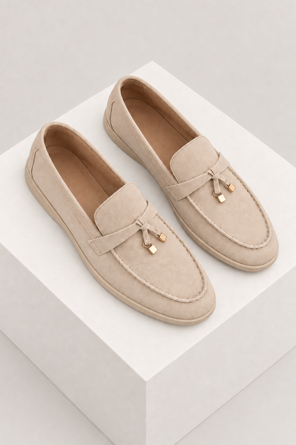SABRINA — mocassins bege, vista superior, sobre bloco quadrado branco marfim