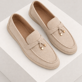 SABRINA — mocassins bege, vista superior, sobre bloco quadrado branco marfim