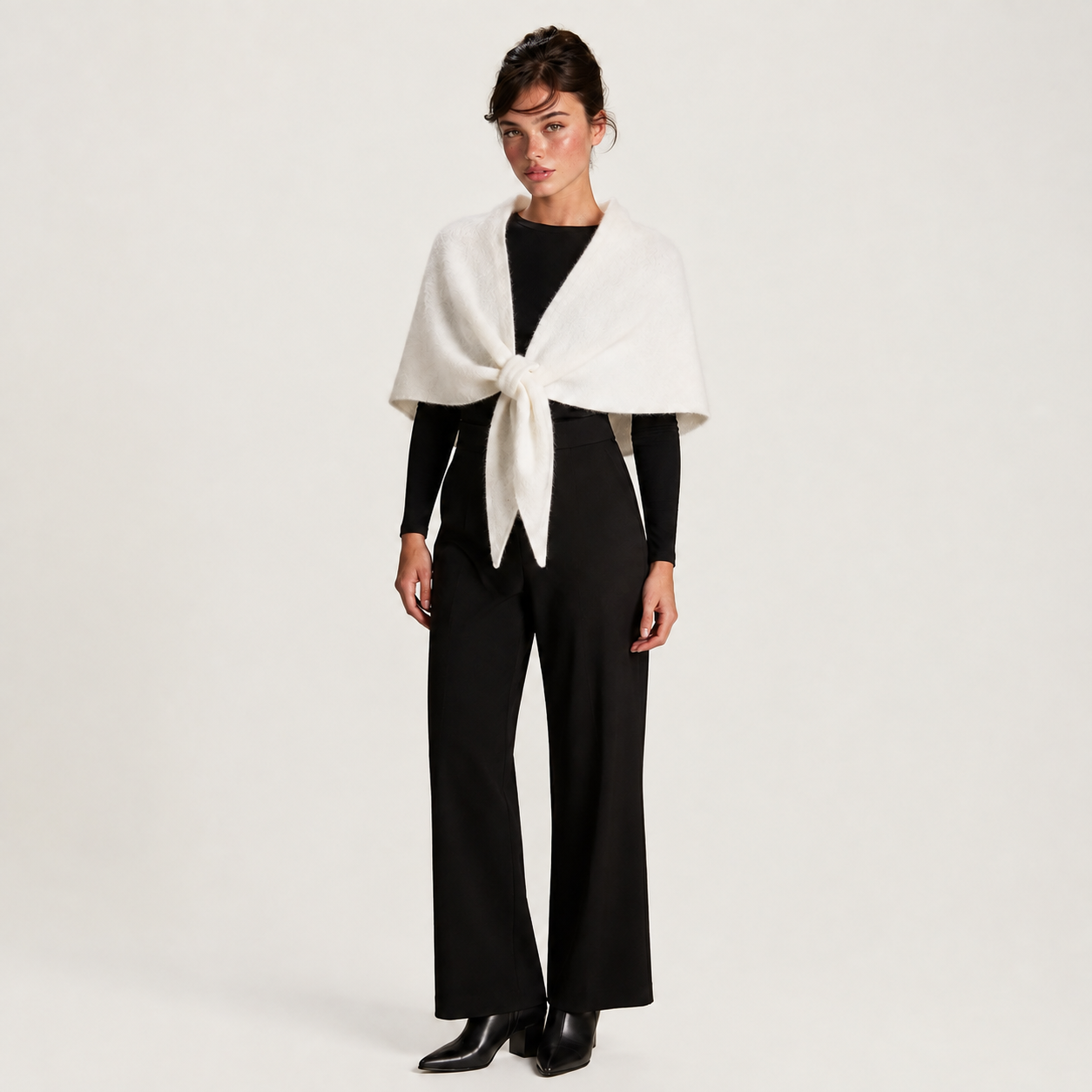 Cachecol STOCKHOLM branco com modelo, vista de corpo inteiro