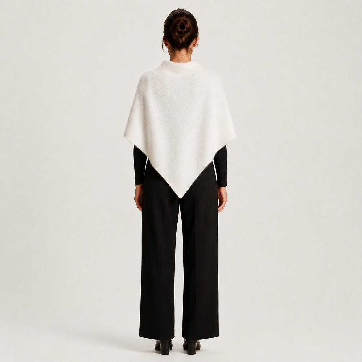 Cachecol STOCKHOLM branco com modelo, vista traseira
