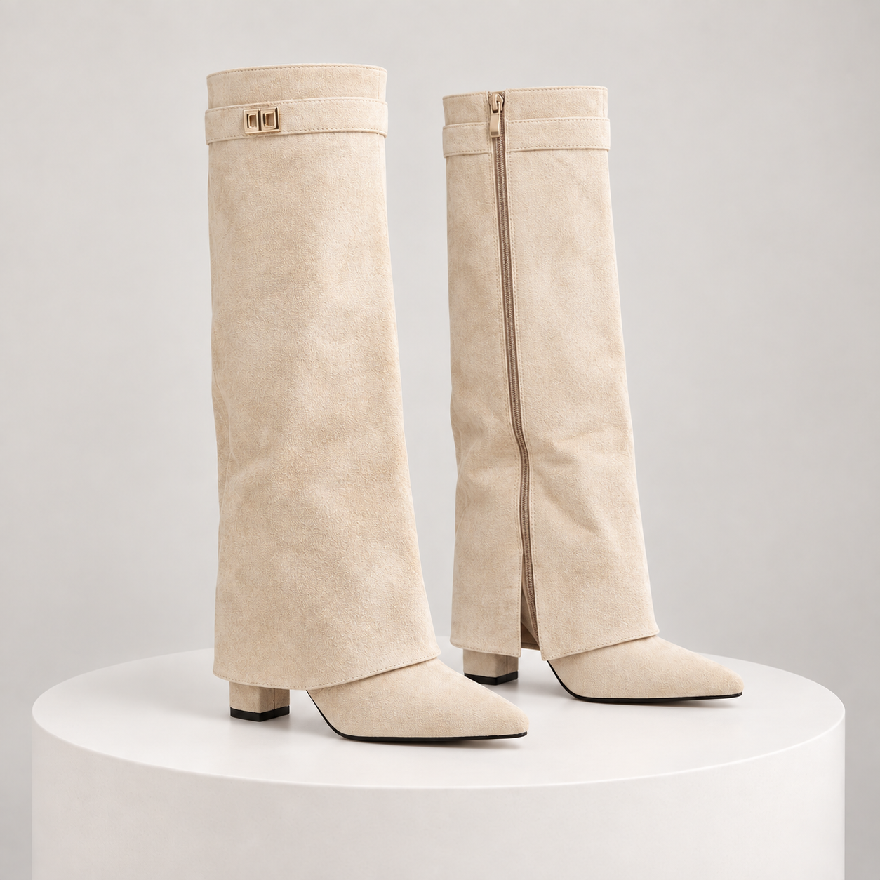 SUEDE — botas bege, vista exterior e interior com fecho, sobre bloco marfim
