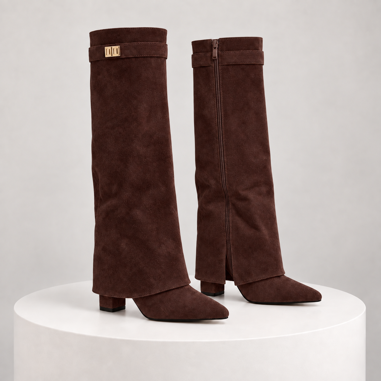 SUEDE — botas castanho, vista exterior e interior com fecho, sobre bloco marfim