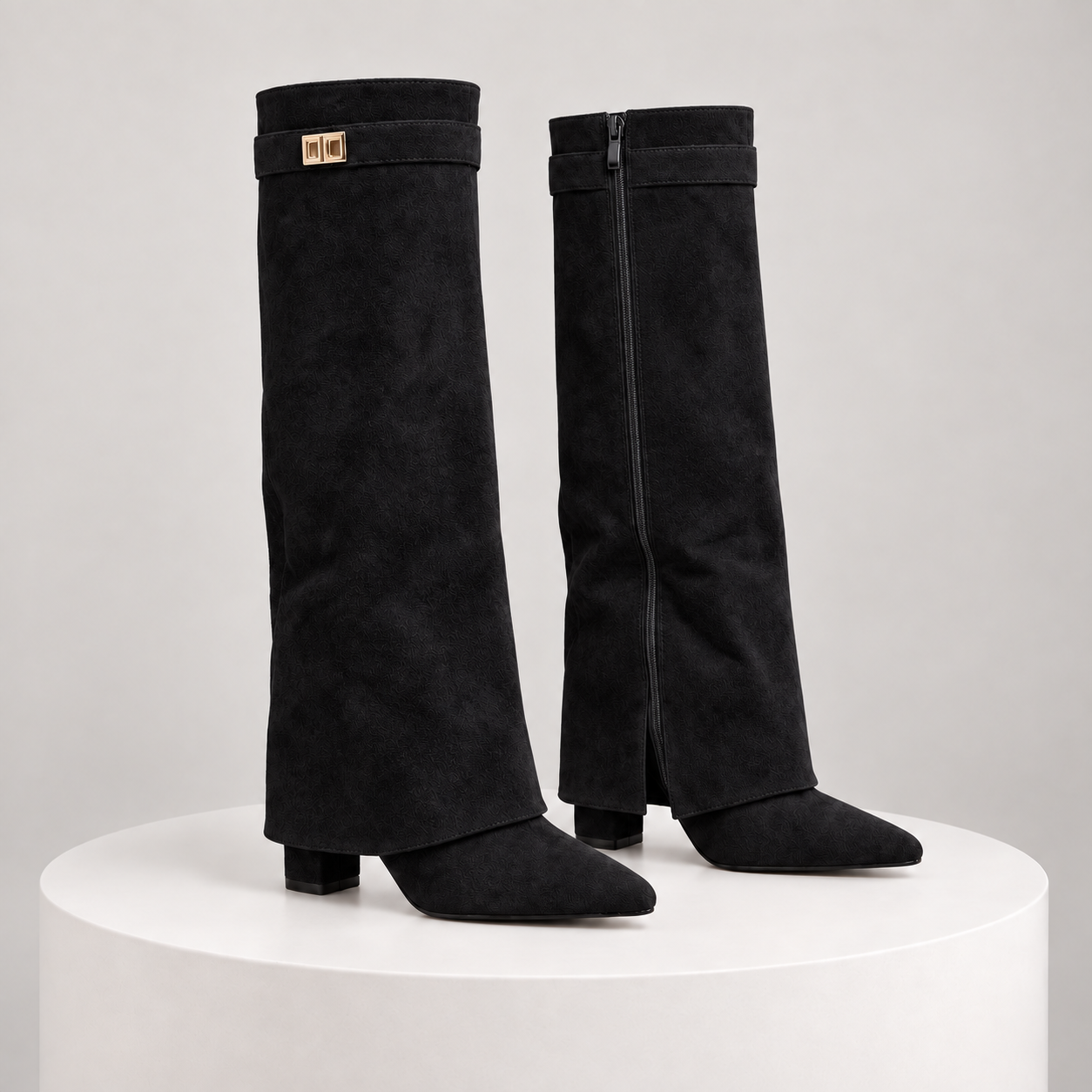 SUEDE — botas preto, vista exterior e interior com fecho, sobre bloco marfim