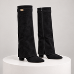 SUEDE — botas preto, vista exterior e interior com fecho, sobre bloco marfim