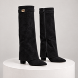 SUEDE — botas preto, vista exterior e interior com fecho, sobre bloco marfim