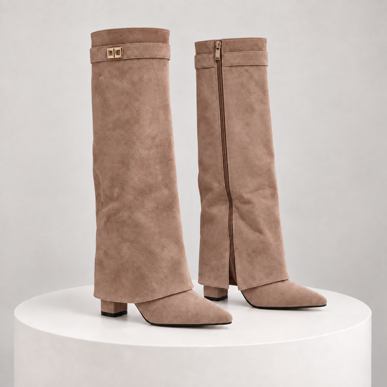 SUEDE — botas tabaco, vista exterior e interior com fecho, sobre bloco marfim