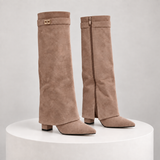 SUEDE — botas tabaco, vista exterior e interior com fecho, sobre bloco marfim
