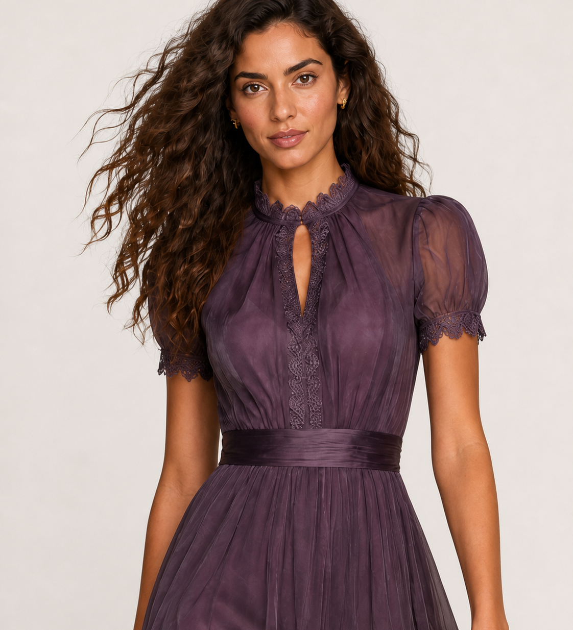 Vestido longo roxo com renda — detalhe aproximado
