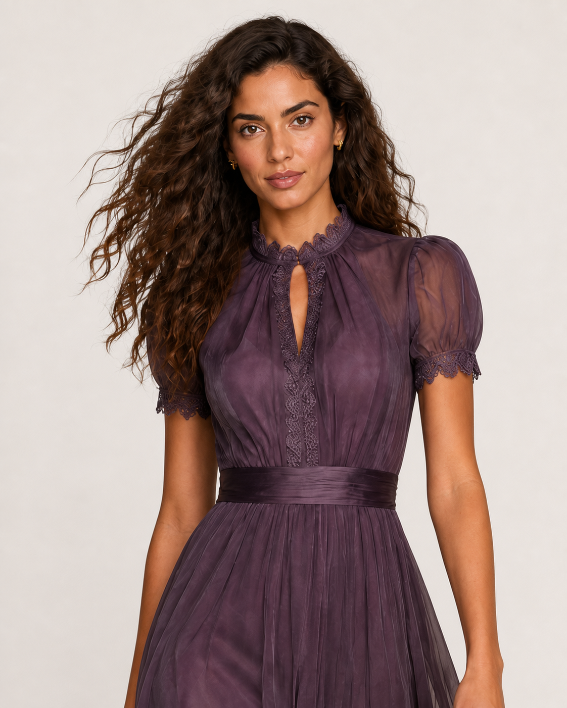 Vestido longo roxo com renda — detalhe aproximado