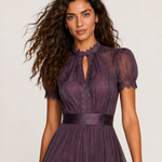Vestido longo roxo com renda — detalhe aproximado