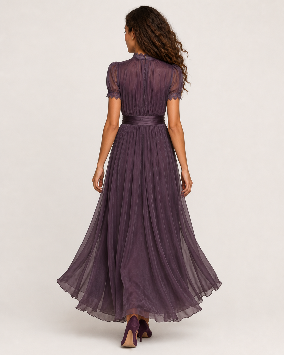Vestido longo roxo com renda — vista traseira na modelo