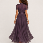 Vestido longo roxo com renda — vista traseira na modelo