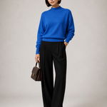 Sweater Yvonne azul — imagem principal em modelo