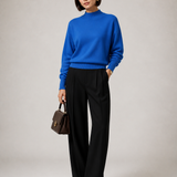 Sweater Yvonne azul — imagem principal em modelo